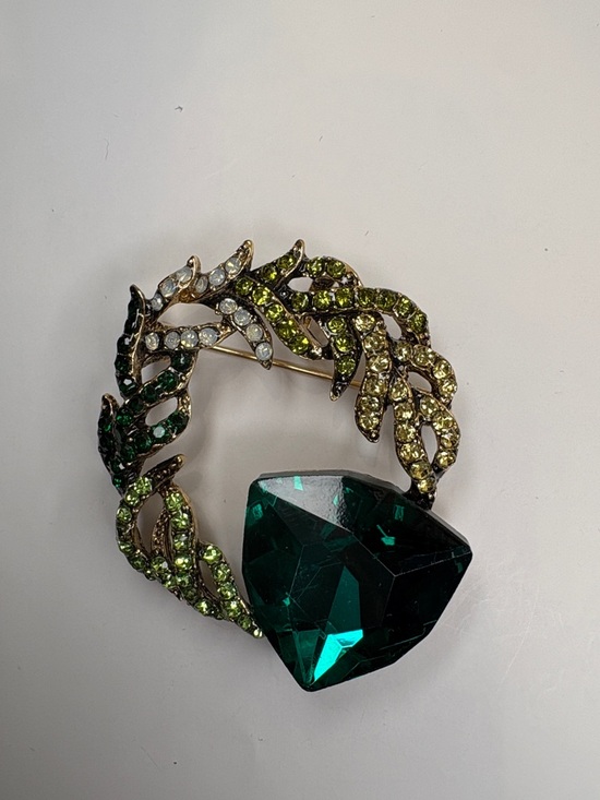 Jewelry - Green Crystal Leaf Wreath Brooch